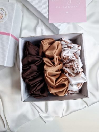  AJÁNDÉKKÉSZLET A SCRUNCHIE SELYEMSÁTÍN XXL BARNA ARANYHOZ