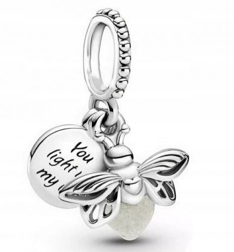  A Charms Simply Me 925 ezüst színben világít a sötét tetőablakban