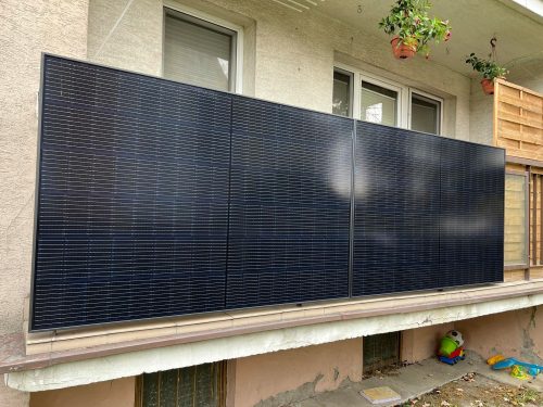 Balkon fotovoltaikus telepítés 405 W hozamfigyeléssel