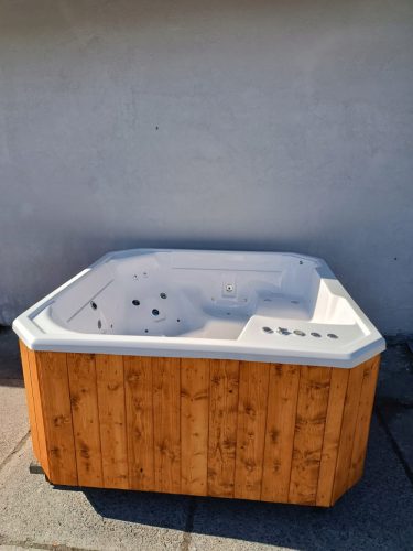 Kerti jacuzzi, kád, gyógyfürdő, villany, tűzhely